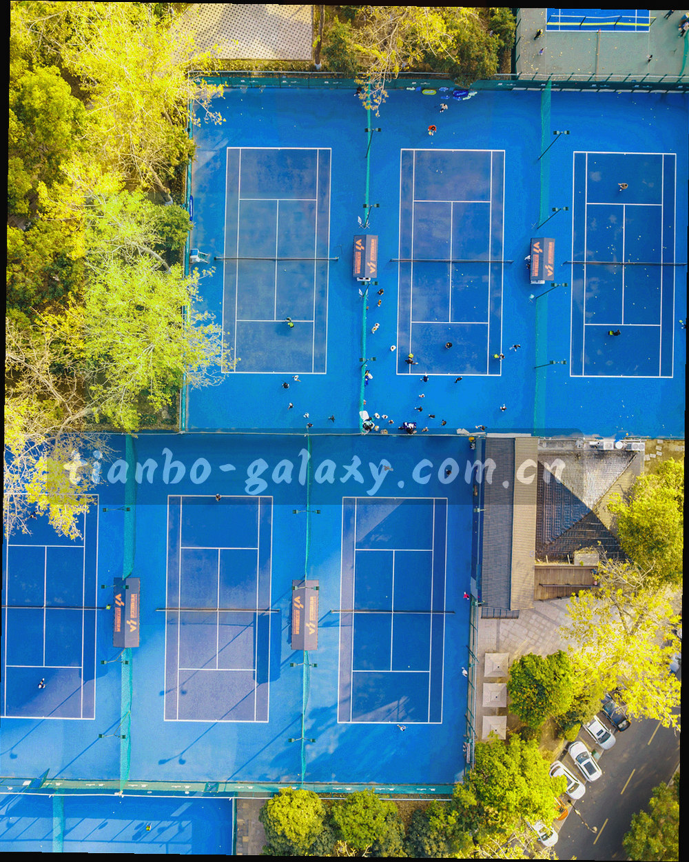 观众席剪影上方铺展星系纹理与数据曲线，呼应看台与数据银河的双重意象